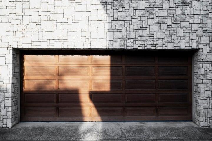 Nous sélectionnons des essences de bois de qualité pour la création de la porte de votre garage à Hyères.